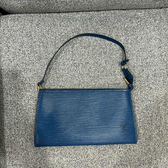 LOUIS VUITTON ÉPI POCHETTE - Picture 1 of 7